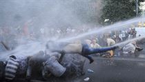 Armnsk policie zasahuje proti demonstrantm, kte na protest proti zdraen...