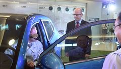 Premiér Bohuslav Sobotka pi pedstavení nového vozu Hyundai Tuscon.