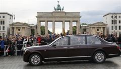Britská královna Albta II projídí bhem své návtvy Berlína kolem...