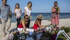 Lidé pinesli na památku obtí teroristického útoku kvtiny a vzkazy.