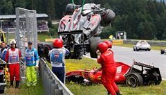 Nehoda na okruhu v Rakousku, do které se zapletli Alonso a Räikkönen.