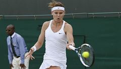 Lucie afáová bojuje na travnatém dvorci ve Wimbledonu.