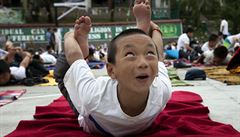 Cviící tibetský chlapec.