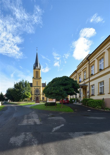 Kostel Narození Panny Marie v Libochovanech letos oslavil 120 let od...