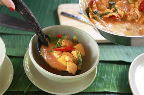 ervené kuecí kari s ananasem - thajská delikatesa