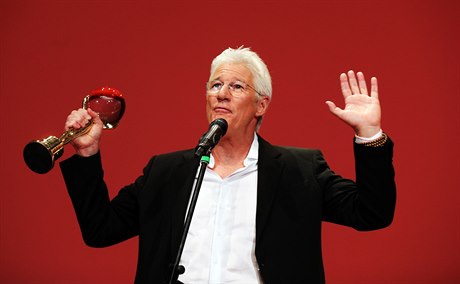 Richard Gere pebírá cenu v Karlových Varech