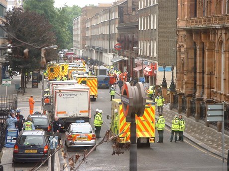 Británie si pipomíná desáté výroí útoku na londýnské metro.
