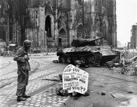 Vyazený tank Panther v Kolín nad Rýnem koncem 2. svtové války.