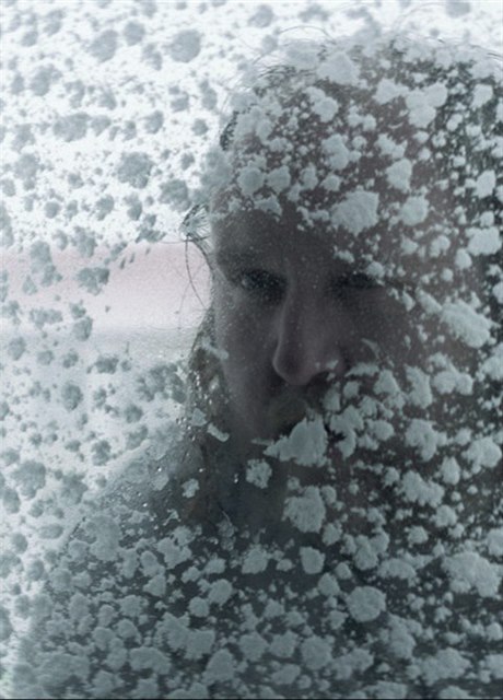 Zima je lovku samotnému. Gunnar Jónsson jako zastydlý neastník Fúsi.