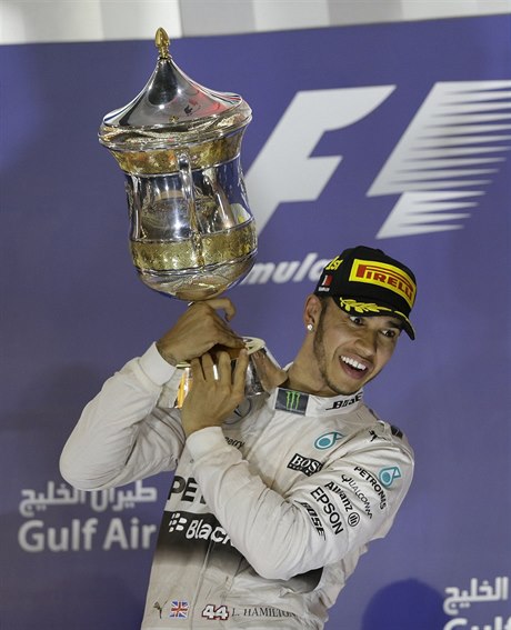 Lewis Hamilton s trofejí pro vítze Velké ceny Bahrajnu.