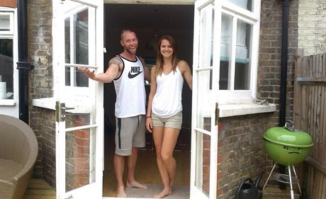Trenér Rob Steckley a tenistka Lucie afáová ped svým doasným domovem v...
