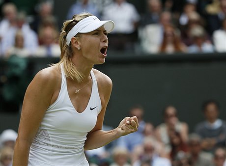 Gesto Marii arapovové po zvládnuté výmn ve tvrtfinále Wimbledonu,