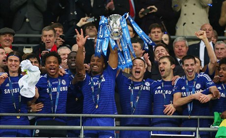 Fotbalisté Chelsea se radují ze zisku ligového poháru.