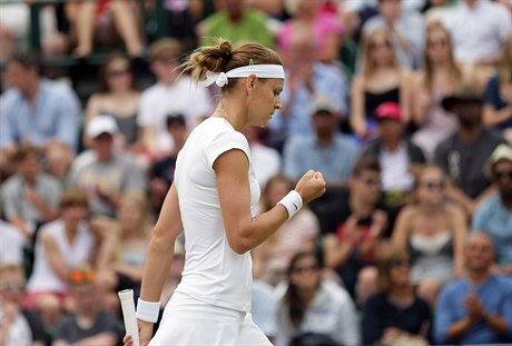 Jedno z mála vítzných gest Lucie afáová v osmifinále Wimbledonu.