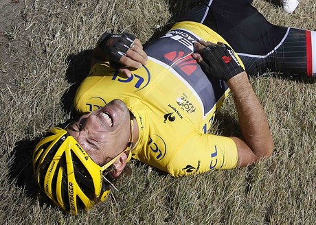 Fabian Cancellara si pi pádu ve tetí etap zlomil dva obratle a na Tour musel...