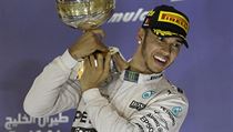 Lewis Hamilton s trofejí pro vítěze Velké ceny Bahrajnu. | na serveru Lidovky.cz | aktuální zprávy