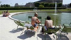 Zahrady Tuiteries v centru Paíe vyuily k opalování desítky Francouz i...