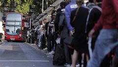 Na autobusových zastávkách se celý den tvoí nekonen dlouhé ady.