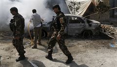 Afghánské bezpenostní jednotky na míst sebevraedného atentátu (Kábul)....