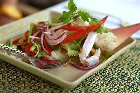 Nutrin nabitý thajský salát z ryby a moských plod