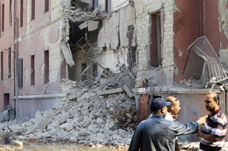 Egypané pihlíí troskám italského konzulátu v Káhie