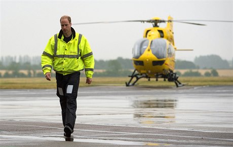 Britský princ William dnes zaal pracovat jako pilot vrtulníku letecké...