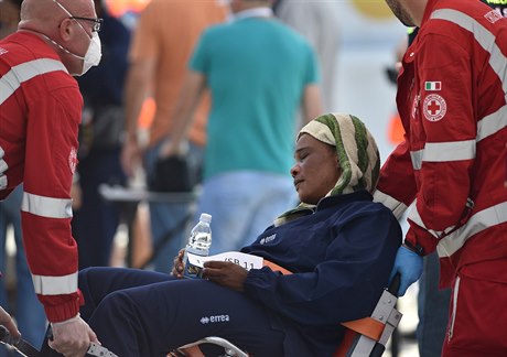 ena dostává lékaskou pomoc poté, co dolo k vylodní uprchlík v sicilském...