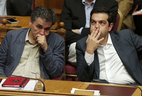 Premiér Tsipras pi parlamentním hlasování.