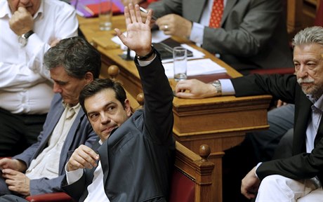 ecký premiér Tsipras hlasoval pro podmínky eurozóny.