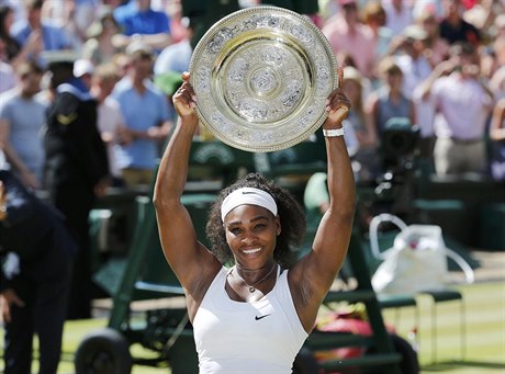 Amerianka Serena Williamsová s trofejí.
