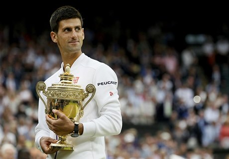 Novak Djokovi s trofejí pro vítze Wimbledonu.