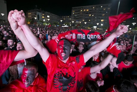 Kosovtí Albánci sledují v hlavním mst Kosova Pristin souboj jejich...