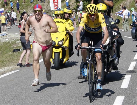 Chris Froome de ve stoupání v desáté horské etap Tour de France.