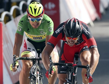 Belgian Van Avermaet spurtuje do cíle 13. etapy ped Slovákem Saganem.