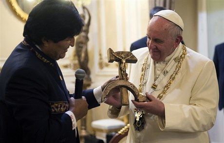 Indiánský vdce zem Evo Morales pedal hlav katolické církve krucifix...