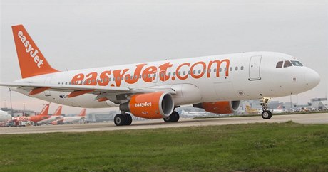 Letadlo spolenosti easyJet na letiti Gatwick.