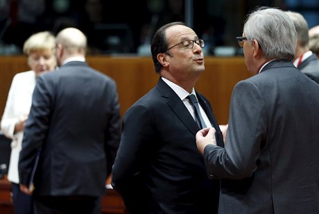 Francouzský prezident Hollande s prezidentem Evropské komise Junckerem bhem...