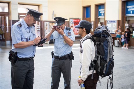 Cizinecká policie monitoruje uprchlíky na nádraí.