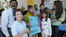 Na Malalu, kter bylo tehdy 15 let, a na jej dv kamardky zatoili v roce...
