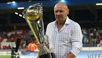 Trenér Plzně Miroslav Koubek se Superpohárem. | na serveru Lidovky.cz | aktuální zprávy