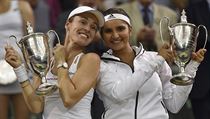 Martina Hingisov (vlevo) a Sania Mirzaov slav vtzstv ve wimbledonsk...