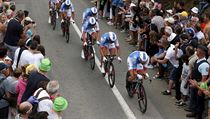 Tm FDJ bhem asovky na Tour de France.