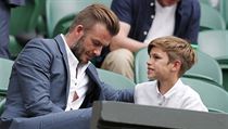 David Beckham na Wimbledonu. Po lev ruce sed jeho syn Romeo.