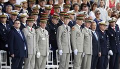 Francouztí dstojníci se zúastnili tradiní vojenské pehlídky.