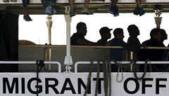 Migranti ekají v sicilském pístavu Messina a budou moci vystoupit.