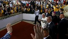 Pape pichází na setkání s katolíky z Bolívie.