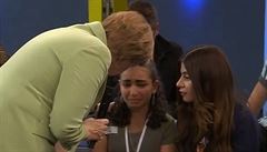 Merkelová utuje palestinskou dívku.