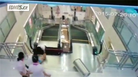 ena spadla v ínském nákupním centru do eskalátoru.