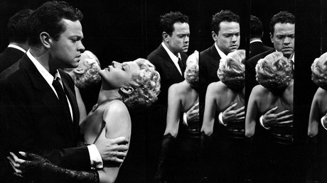 Z filmu Dáma ze anghaje Orsona Wellese.