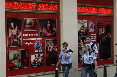 Atlas Cabaret v ulici Ve Smekách ped zásahem policie.
